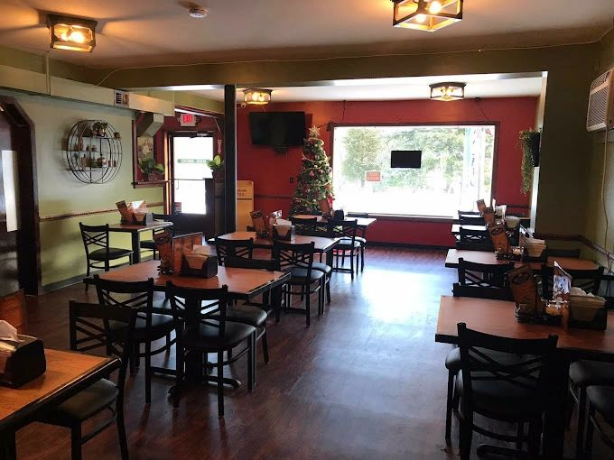 The warm, welcoming Pizza Delizia dining room